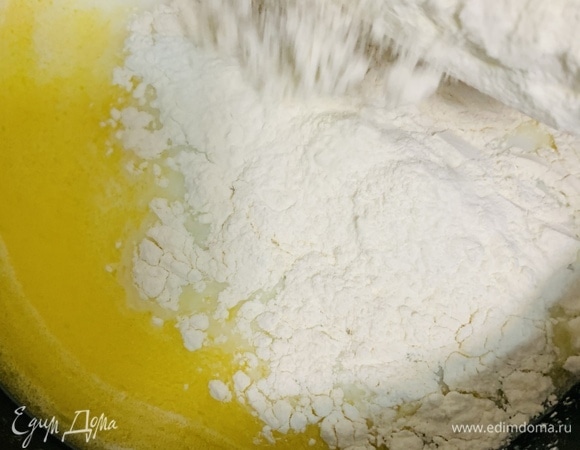 Как только появились первые признаки закипания, сразу вводим всю муку одновременно.