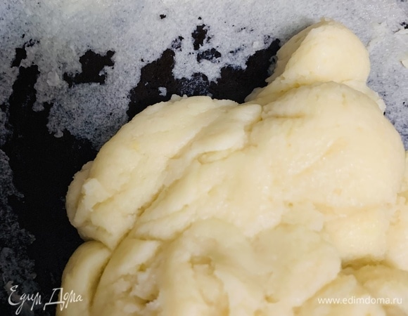 Завариваем тесто при постоянном помешивании. Доводим до однородности, проваривая тесто 4–5 минут на среднем огне. На дне кастрюли появится легкая корочка. Готовое тесто снимаем с огня, оставляем на несколько минут немного остыть.