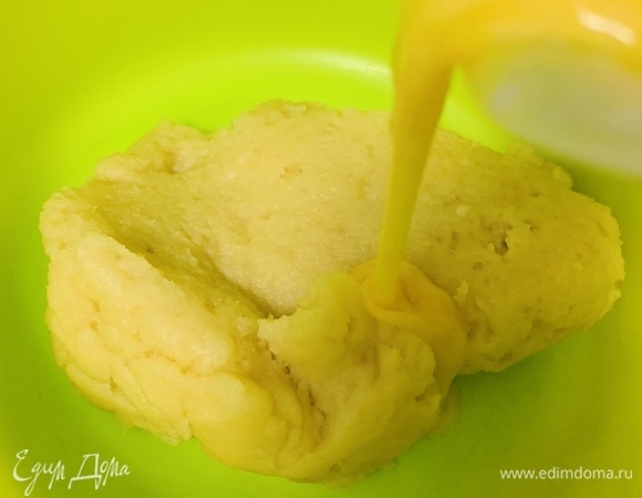 Яйца слегка перемешиваем вилкой и понемногу вводим в тесто, постоянно взбивая.