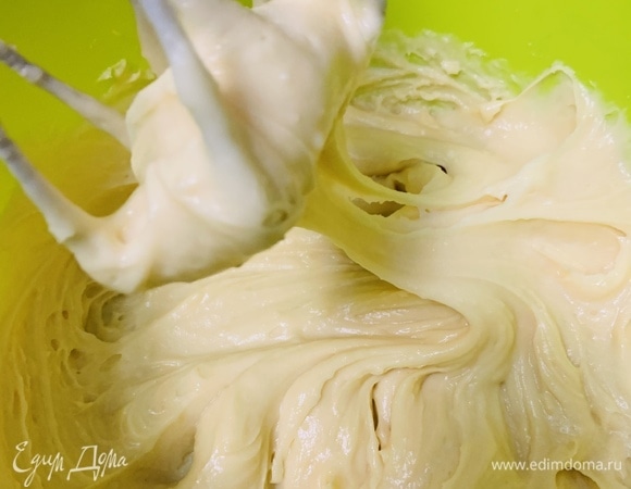 Консистенция теста довольно густая. Тесто должно медленно стекать с ложки.