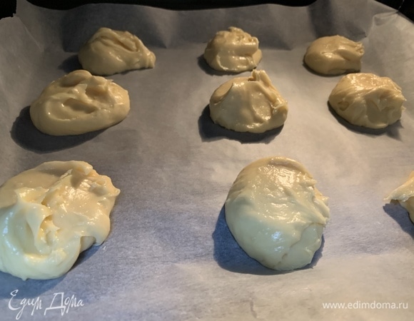 Кондитерским мешком или обычной ложкой выкладываем кружочки теста на противень на небольшом расстоянии друг от друга, так как при выпекании они увеличатся в размере. Отправляем в разогретую духовку на 40–45 минут. Готовые «Шу» необходимо в двух местах проткнуть деревянной шпажкой, чтобы выпустить горячий воздух.