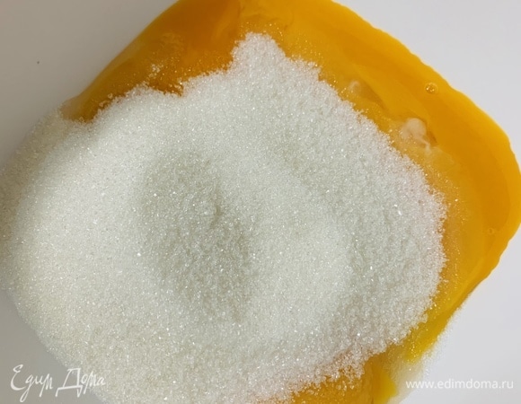 Готовим крем. Молоко необходимо вскипятить. В это время растираем желтки с сахаром до светлой массы.