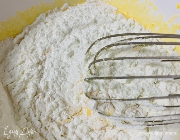 Туда же добавляем крахмал и взбиваем венчиком до однородности.