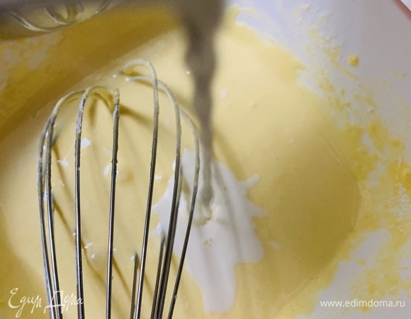 В желтковую массу вводим горячее молоко тонкой струйкой, не переставая взбивать, чтобы желтки не сварились.