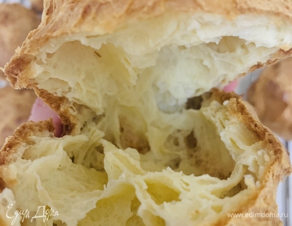 Разрезаем «Шу» вдоль и заполняем кремом.