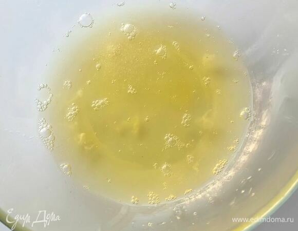 Холодные белки отделите от желтков, добавьте щепотку соли и взбейте в пышную пену. Сначала взбивайте на небольшой скорости миксера и постепенно увеличивайте до максимальной. Взбивайте примерно 5 минут 30 секунд, это очень важный этап!