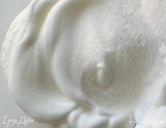 Добавляйте порционно сахар (в 3–4 захода), продолжая все время взбивать.