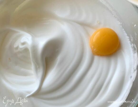 Затем по одному введите желтки, продолжая все время взбивать.