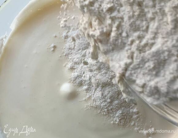 Просейте муку в 3–4 захода, аккуратно вымешайте лопаткой до однородности движениями снизу вверх.