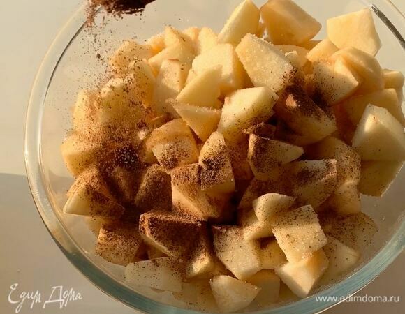 Яблоки промойте, очистите от кожуры, удалите семечки. Разрежьте на небольшие кусочки. Добавьте сахар и корицу, хорошо перемешайте.