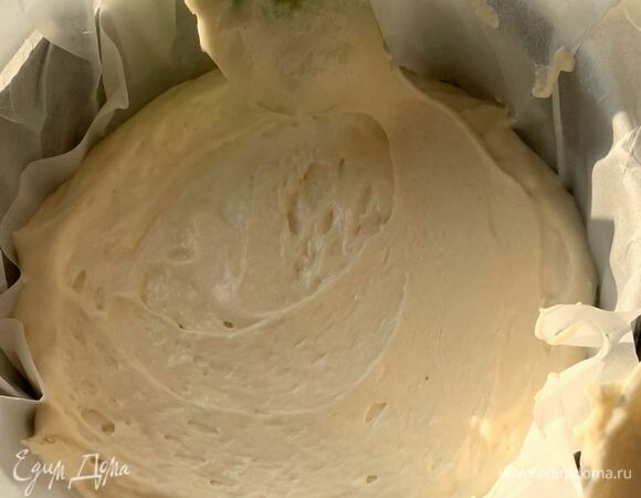 Аккуратно разровняйте тесто лопаткой.
