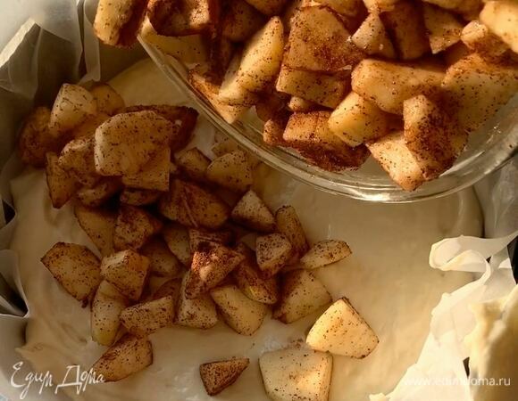 Сверху выложите яблочки.