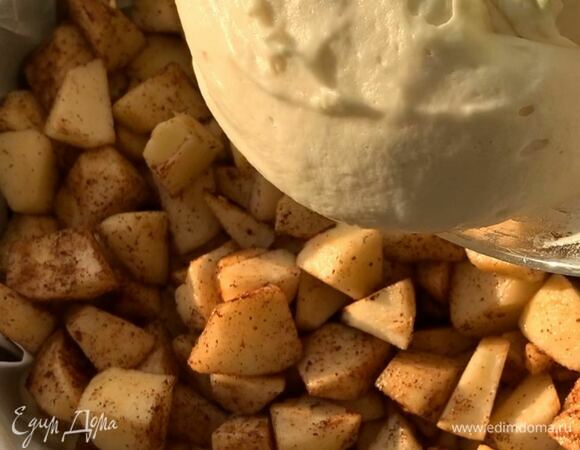 А затем — вторую половину теста. Выпекайте в разогретой духовке при 190°C примерно 45 минут. Первые 30 минут духовку не открывайте! Если корочка начнет подгорать, сверху накройте фольгой и допекайте оставшееся время. Приятного аппетита!