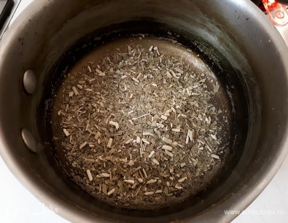 В ковш насыпьте горсть мате.