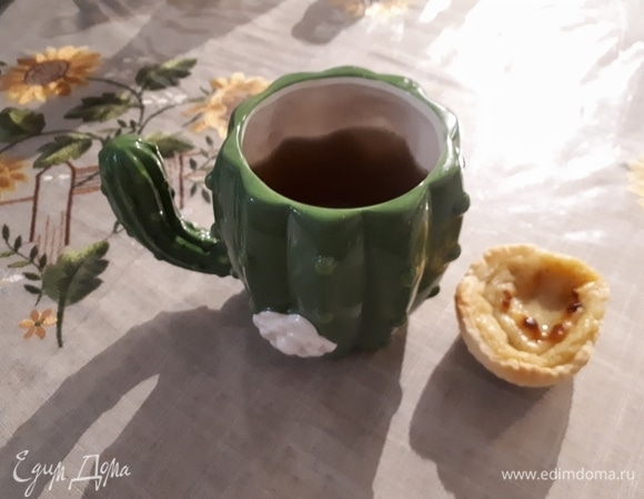 Процедите через сито и наслаждайтесь напитком. У мате довольно горький вкус. В Аргентине его пьют прямо так, а вот в Чили часто добавляют сахар или мед или пьют с шоколадом вприкуску. Одну и ту же порцию мате можно заваривать 3–4 раза в день, сливая каждый раз всю оставшуюся жидкость, но вот на следующий день заварку лучше выкинуть.