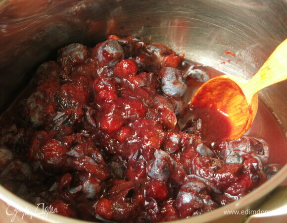 Промываем терн, ставим вариться с 0,5 ст. воды. У меня переспелый терн, он быстро дал сок.