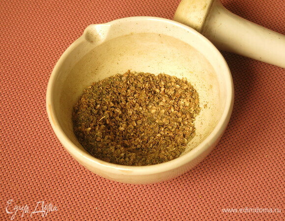 Измельчаем мяту и кориандр, за 5 минут до окончания предварительного уваривания насыпаем в терновую массу.