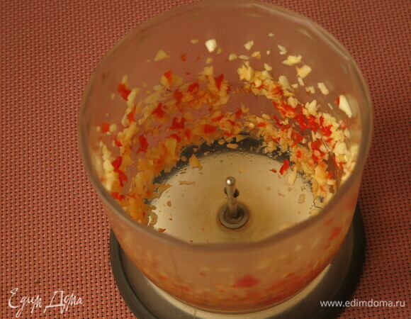 Измельчаем перец и чеснок.