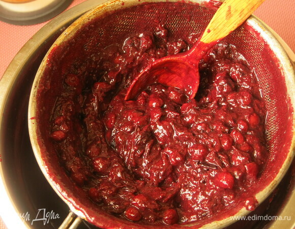 Перетираем терн. Выход — 650–730 г, в зависимости от спелости терна.