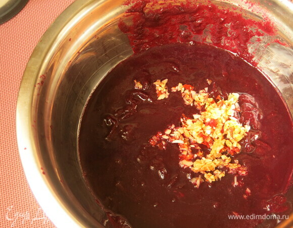 Ставим массу на огонь. Кладем чеснок с перцем, соль. Если необходимо, добавляем сахар. Перемешиваем, увариваем. Помешиваем.