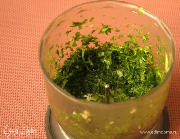 Измельчаем кинзу.