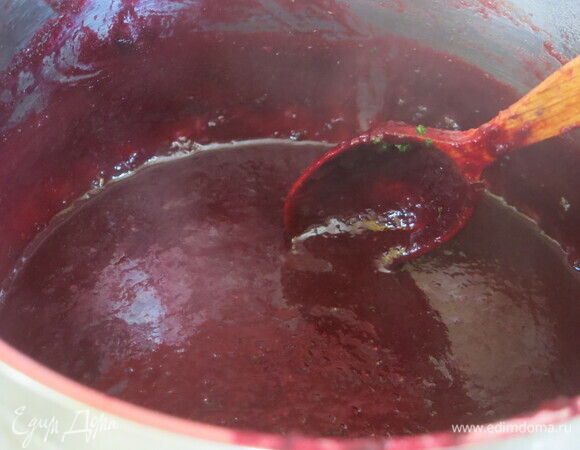 Перемешиваем. Варим еще минутку.