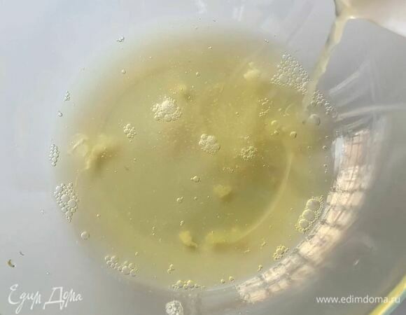 Холодные белки аккуратно отделите от желтков, добавьте щепотку соли, лимонный сок и начните взбивать миксером.