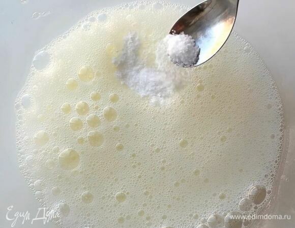 Когда появятся первые пузыри и масса слегка побелеет (примерно через 15 секунд), добавьте 1 ч. л. сахара и продолжите взбивать на высокой скорости миксера.