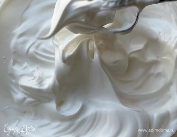 Порционно добавляя сахар, примерно по 1–2 ст. л., взбейте белки до устойчивого состояния, они должны напоминать пену для бритья. Вам потребуется примерно 8–9 минут.