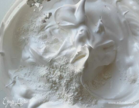 В конце добавьте кукурузный крахмал и слегка взбейте.