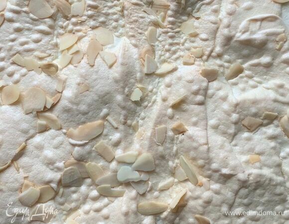 Достаньте меренгу из духовки, сверху положите новый лист пергамента и решетку. Переверните и аккуратно снимите коврик. Дайте меренге остыть.