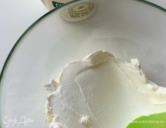 В миске разомните лопаткой холодный сливочный сыр.