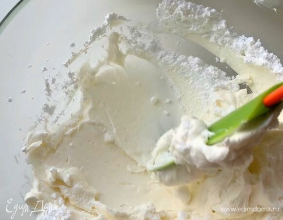 Добавьте сахарную пудру, слегка перемешайте, а затем взбивайте миксером около 1 минуты.