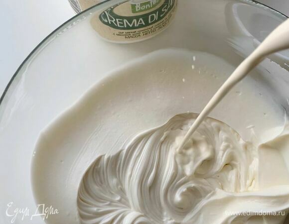Влейте холодные сливки (предварительно хорошо взболтайте) и взбивайте миксером на высокой скорости около 5–6 минут.