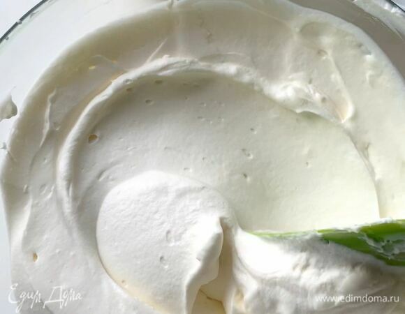 Крем поставьте в холодильник на 15 минут.