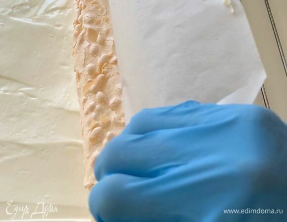 Нежно сверните рулет. Очень туго не сворачивайте, не прижимайте.