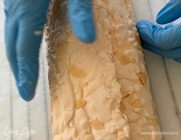 Готовый рулет заверните в бумагу и поставьте на 1,5 часа в холодильник.