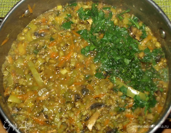 Снимаем готовый суп с огня, удаляем лавровый лист. Добавляем оставшуюся зелень и даем постоять 10 минут. Можно подавать к столу. При необходимости отрегулировать приправы и специи по своему вкусу.