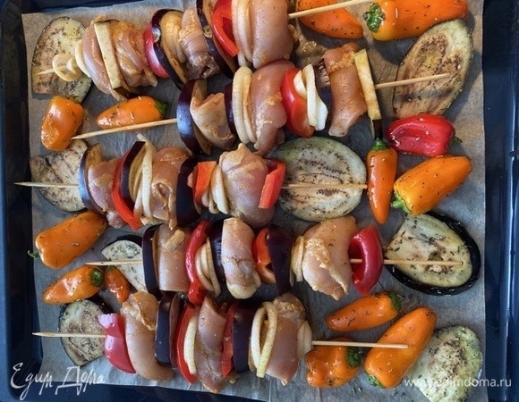 Духовку разогреть до 200°C. Противень застелить пергаментом. Нанизать на шпажки мясо, чередуя его с овощами и кольцами лука. Выложить на противень и запекать около 30–40 минут. В процессе готовки я один раз переворачиваю шашлычки.