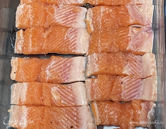 Подготовленное филе форели посолить, поперчить. Выложить в форму для запекания.