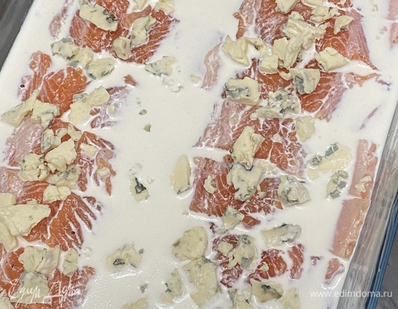 Духовку разогреть до 180°C, филе залить сливками и покрошить сверху сыр.