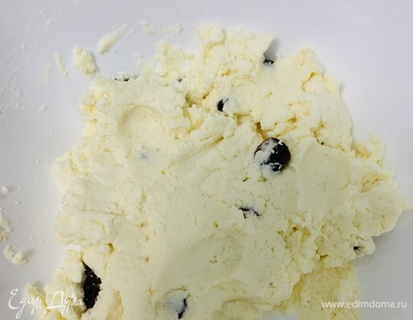Обезжиренный мягкий творог соединяем с остальными ингредиентами и перемешиваем до однородной консистенции. Если творог обычный или зернистый, можно пробить его блендером или протереть через сито. Крахмал можно заменить на любую цельнозерновую муку.