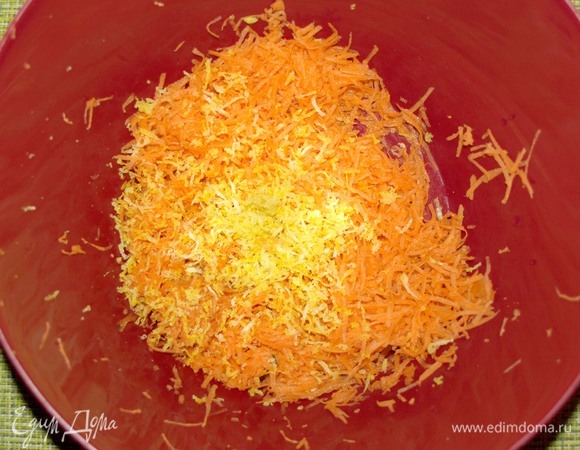 Духовку разогреть до 180°C. Морковь очистить и натереть на мелкой терке. С лимона снять цедру. Добавить сахар, куриное яйцо, сливки.