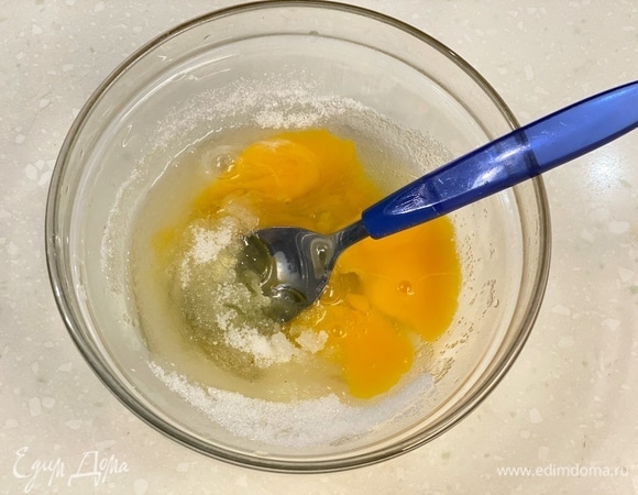 Яйца тщательно взбить с сахаром в миске.