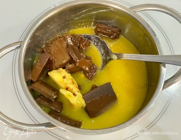 Масло и шоколад растопить в сотейнике на медленном огне, постоянно помешивая, также можно на водяной бане или импульсами в микроволновке.