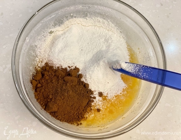 Добавить к яичной смеси просеянную муку и какао. Перемешать в однородную массу.