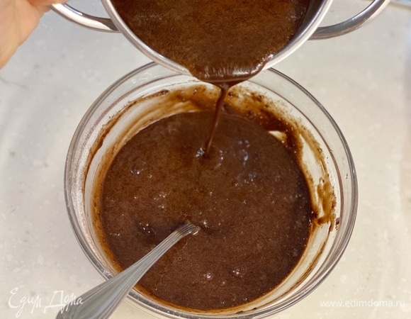 Влить растопленный шоколад с маслом. Хорошо перемешать до однородной текстуры.