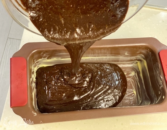 Форму смазать сливочным маслом и вылить в нее тесто. Выпекать при 170°C 20–25 минут. Часть малины я запекла поверх теста и часть выложила сверху свежей.