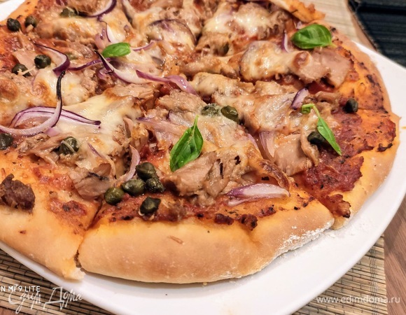 Выпекается пицца в заранее разогретой до 250°C духовке приблизительно 15 минут. Если вы включите конвекцию, то рекомендую снизить температуру духовки до 230°C.