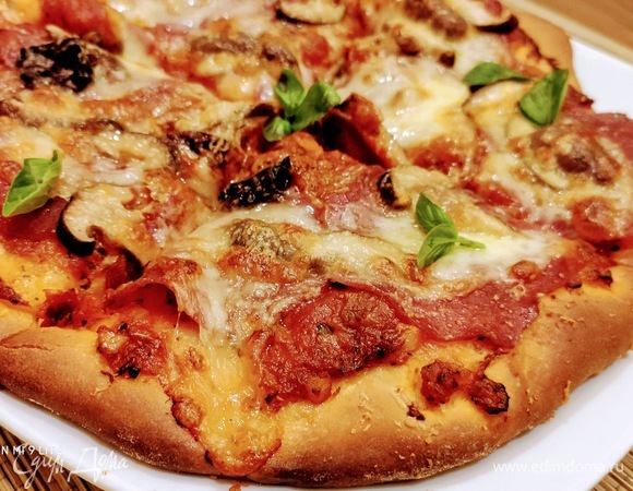 Вторая пицца с салями, перцем халапеньо, маслинами, грибами, моцареллой и пармезаном.